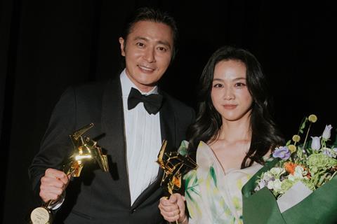 (l-r) TANG Wei and JANG Dong-gun receive the Excellence in Asian Cinema Award.